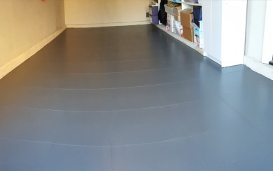 Garage mit grauen Bodenbelag aus fugenlosen PVC Fliesen verlegt