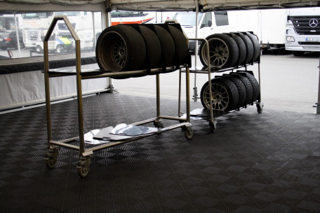 Rip-TEC Oberfläche mit Rippenstruktur im Fahrerlager eines Racing-Teams