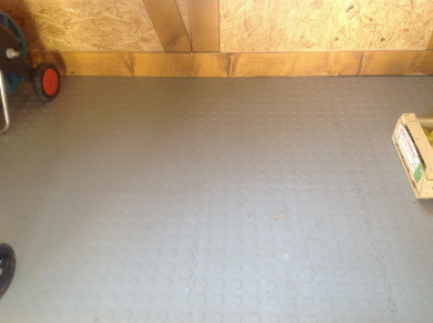 7 mm PVC-Fliesen in einer Garage mit Oberfläche aus Münz-Noppen
