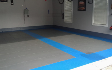 Garage mit Bodenbelag aus fugenlosen PVC Fliesen in zwei Farben verlegt