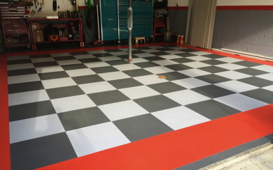 Garage mit Bodenbelag aus fugenlosen PVC Fliesen in drei Farben verlegt