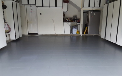 Garage mit grauen Bodenbelag aus fugenlosen PVC Fliesen verlegt