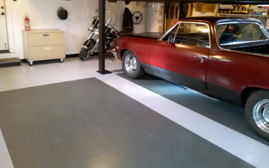 Garage mit Bodenbelag aus fugenlosen PVC Fliesen in 2 Grautönen verlegt