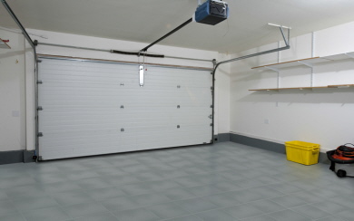 Garagenboden mit fugenlosen PVC Fliesen in grau