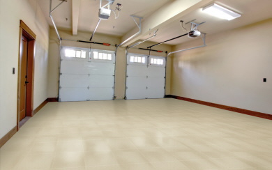 Garagenboden mit fugenlosen PVC Fliesen in elfenbeinfarbenen Fliesen