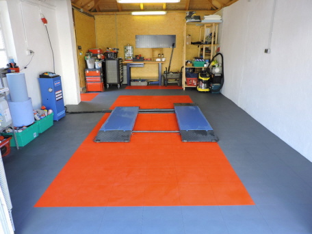Garage mit Bodenfliesen Typ Terra-TEC in 2--farbiger Verlegung