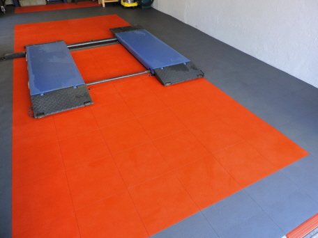 Garage mit Bodenfliesen Typ Terra-TEC in 2--farbiger Verlegung mit Hebebühne