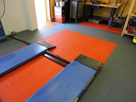 Garage mit Bodenbelag aus Kunststoff-Fliesen Typ Terra-TEC 2--farbig verlegt