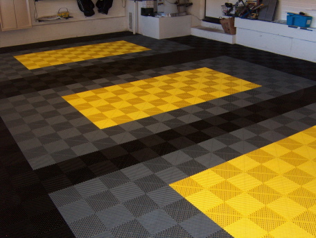 Garagenboden mit Rip-TEC Bodenfliesen in drei Farben