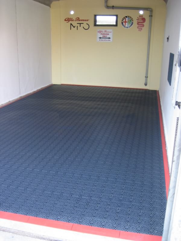 Garagenboden eines Kunden mit Bergo ROYAL dunkelblau
