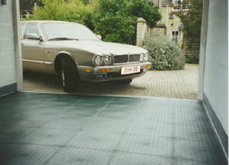 Garagenboden mit PVC-Fliesen ECO 500/6 in grün