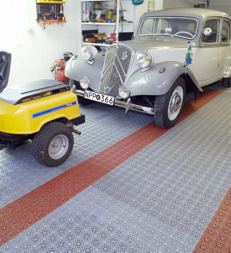 Garage mit Bodenbelag Bergo PREMIUM mit Oldtimer