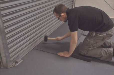 Verlegung der PVC-Garagenfliesen