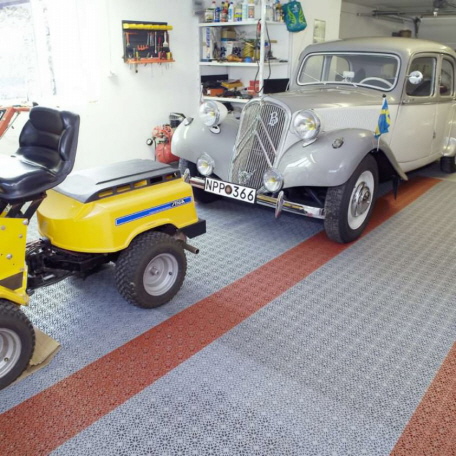 Garage mit Bodenbelag Typ Bergo Royal aus Kunststoff