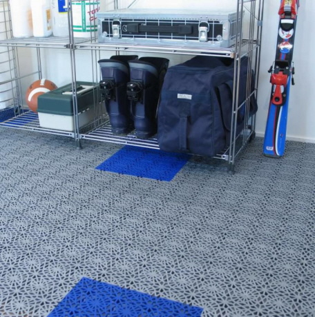 Garage mit Bodenfliesen Typ Bergo ROYAL